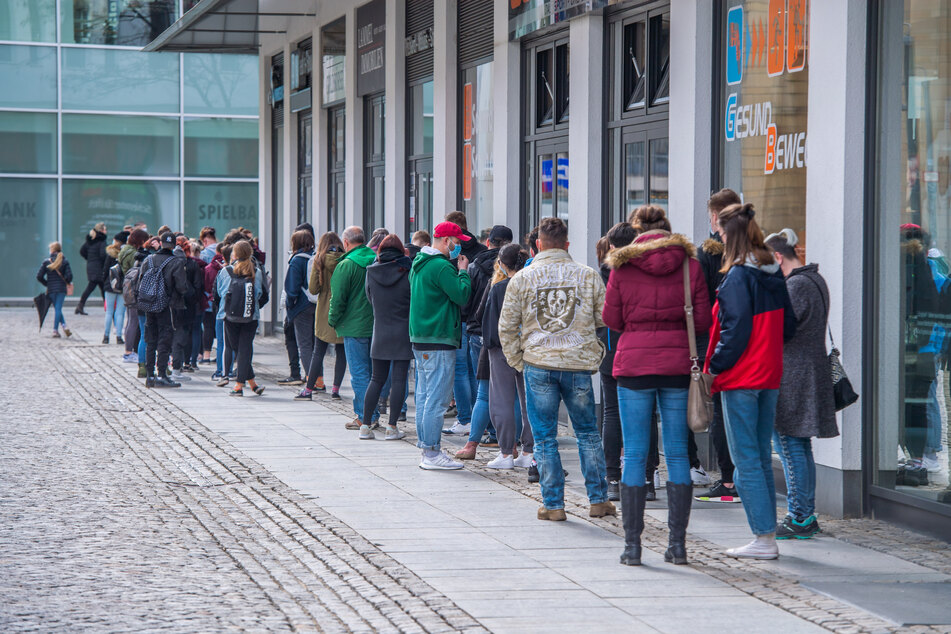 Die Mega-Warteschlange zog sich bis zur Richard-Möbius-Straße.