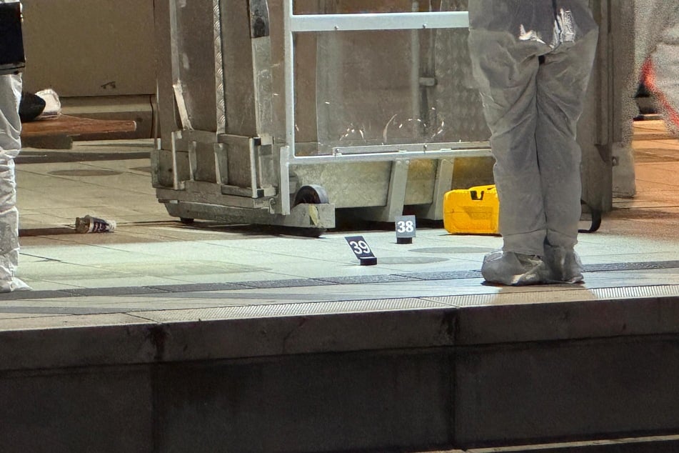 Später am Abend untersuchte die Spurensicherung den betroffenen Bahnsteig am Hamburger Hauptbahnhof.