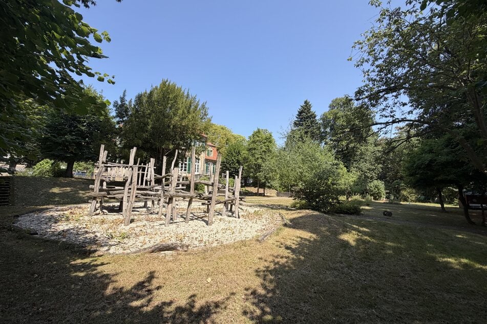 Ein parkähnlicher Garten gehört zum Grundstück.