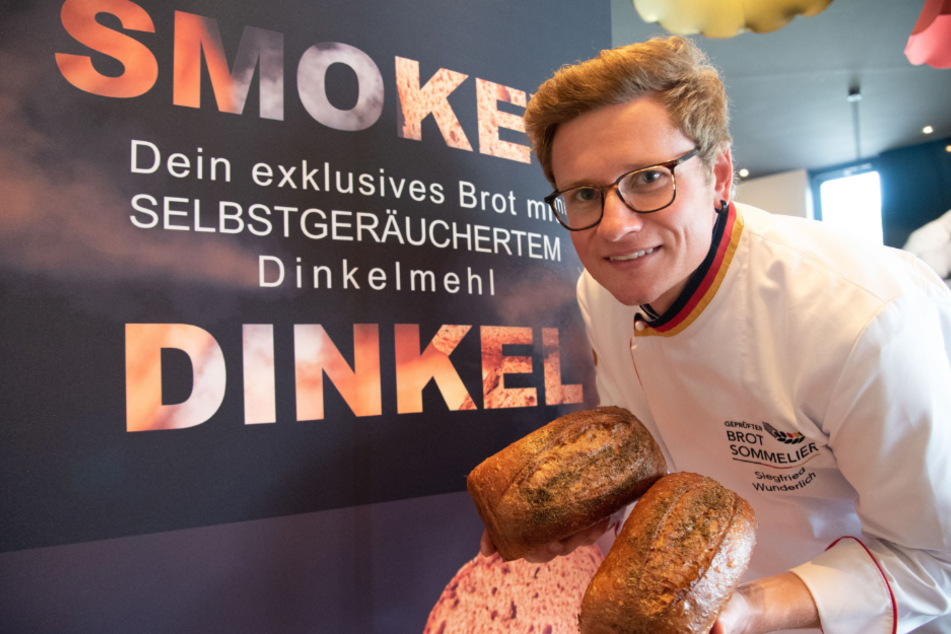 Siegfried Wunderlich (35) bei der Präsentation seines neuen Brot-Typs.