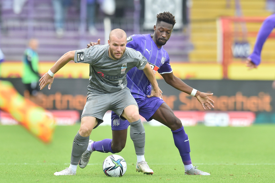 FSV-Angreifer Manfred Starke (l.) behauptet den Ball gegen Osnabrücks Omar Haktab Traore.