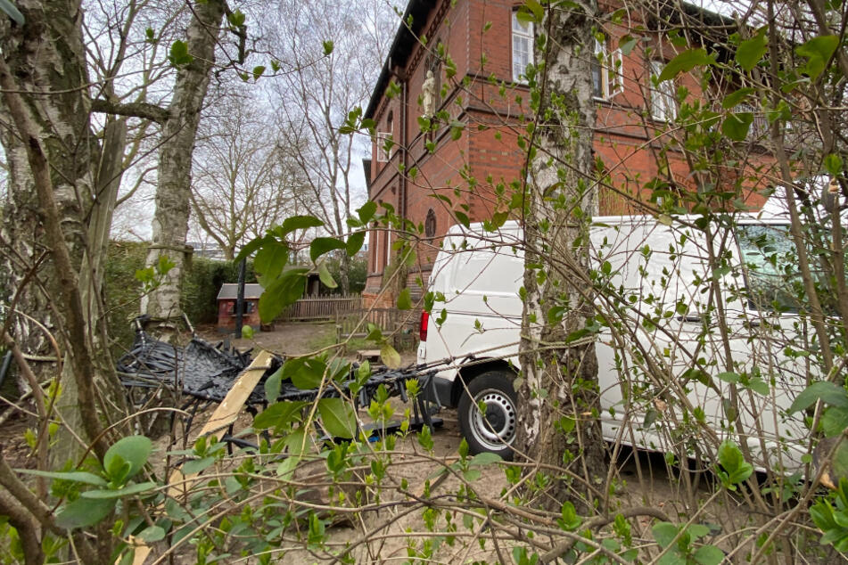 Der Transporter kam erst vor dem Haus zum Stehen.