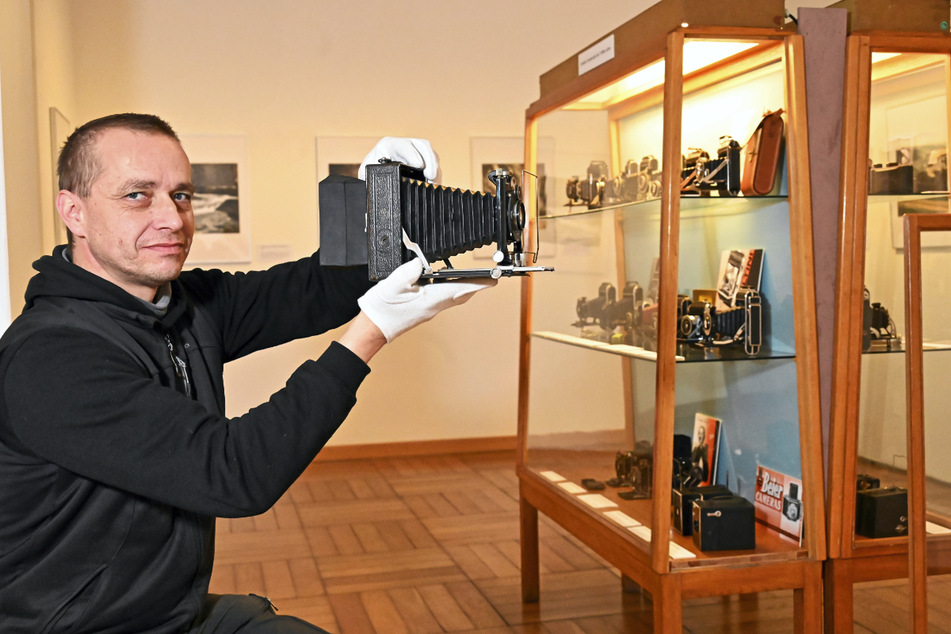 Kurator Axel Rüthrich (47) hat den historischen Aufnahmen Kameras aus Freitaler Produktion zur Seite gestellt.