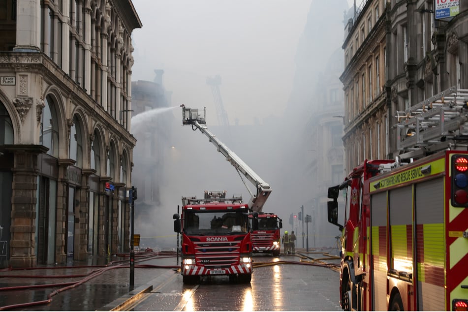 Incluso el lunes por la mañana los bomberos apagan las llamas; según el presidente del gobierno, John Swinney (61), es fundamental prestar atención a los equipos de rescate.