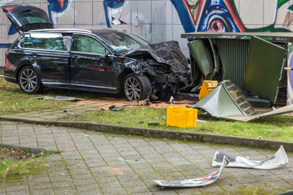 Wieso das Auto von der Fahrbahn abkam, ist noch unklar.