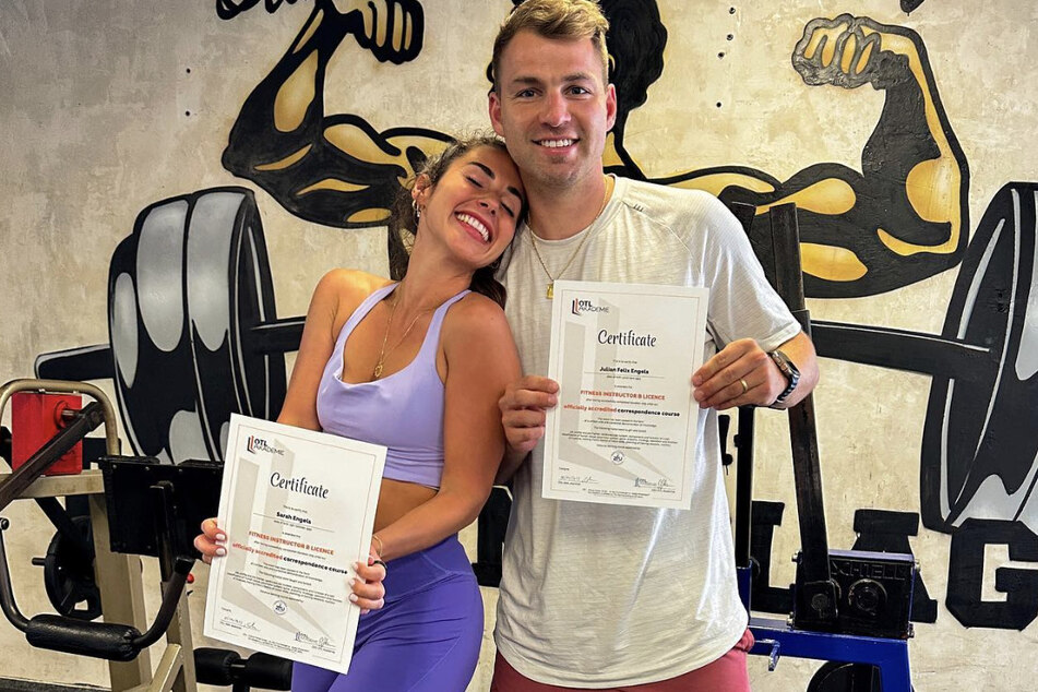 Die 31-Jährige und ihr Ehemann Julian Engels (30) sind seit einiger Zeit ausgebildete Fitnesstrainer.