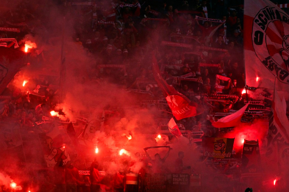 Die Stuttgarter Fans stimmen sich mit einer Pyroshow aufs Spiel ein.