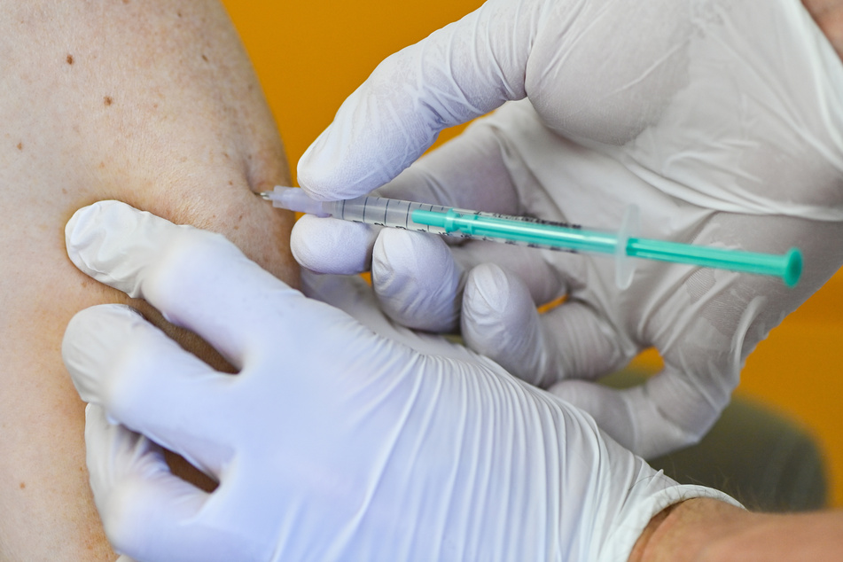 Ein Mann wird gegen das Coronavirus geimpft. Geimpfte müssen sich im Nordosten nicht mehr testen lassen. (Archivbild)
