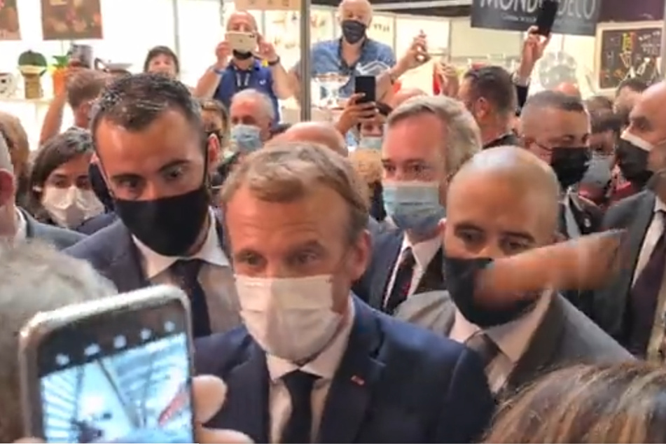 Das Ei kam direkt auf Emmanuel Macron (43) zugeflogen.