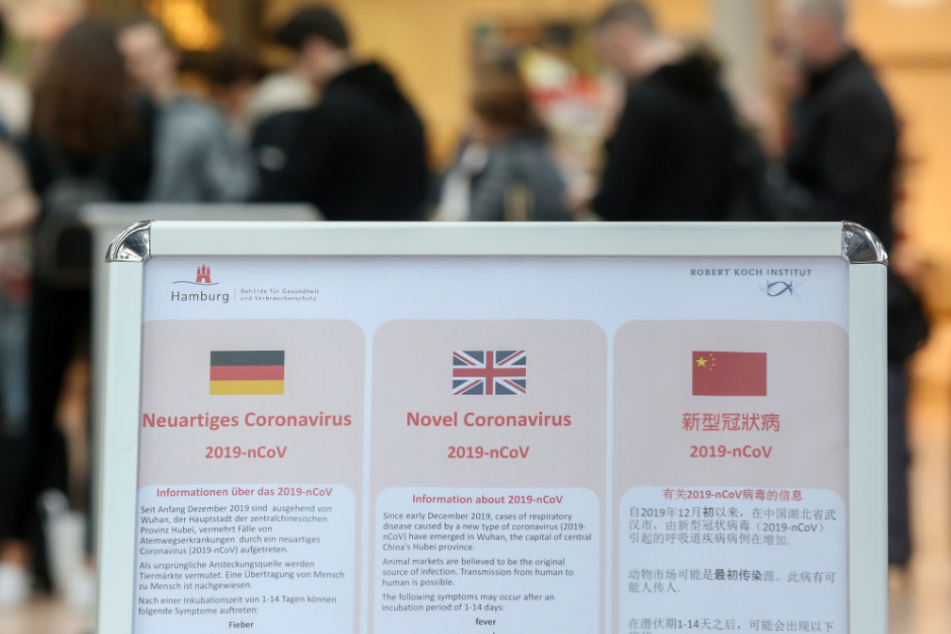 Am Flughafen Hamburg informiert ein Hinweisschild über den neuartigen Coronavirus.