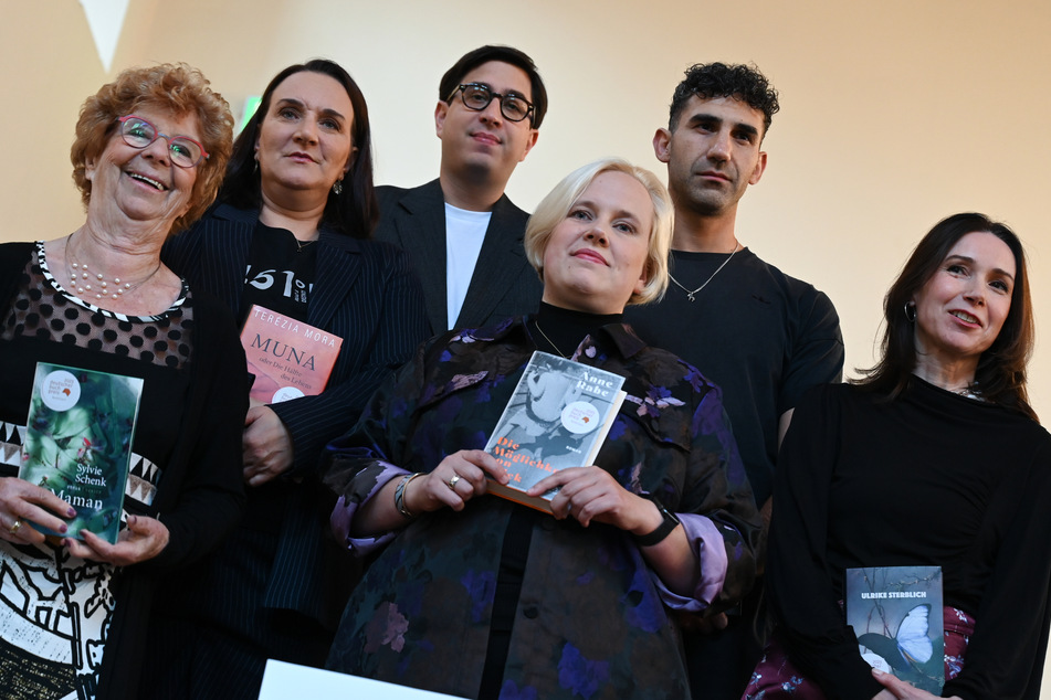 Neben Schachinger (M.) waren auch Sylvie Schenk, Terézia Mora, Anne Rabe, Necati Öziri und Ulrike Sterblich (v.l.n.r) für den Deutschen Buchpreis nominiert.