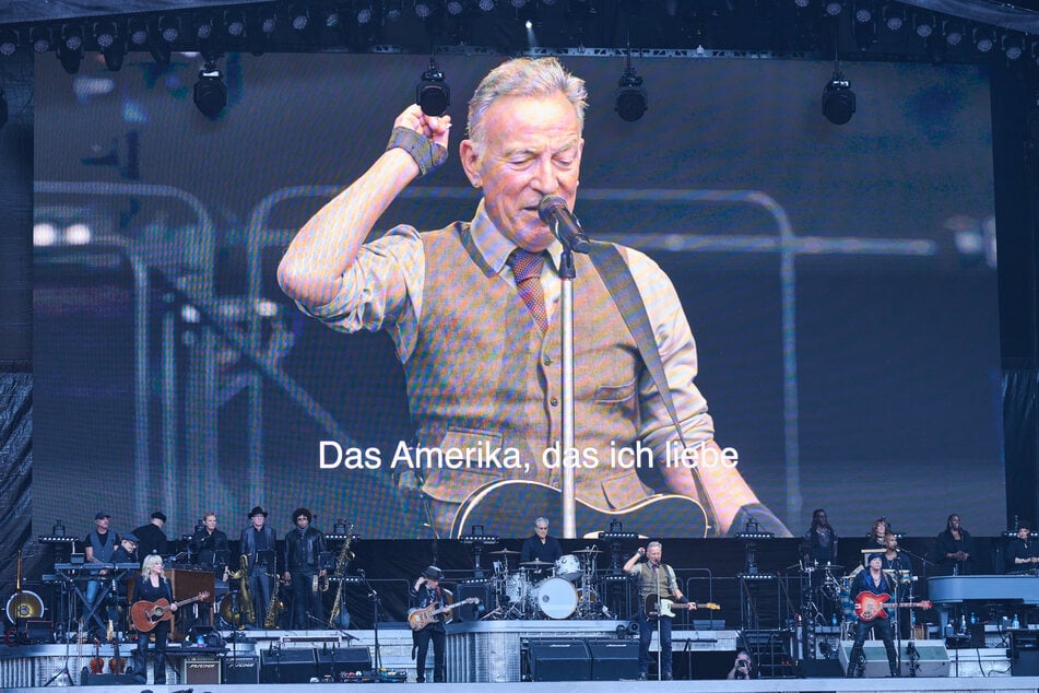 Im Berliner Olympiastadion teilte Bruce Springsteen (75) gegen US-Präsident Donald Trump (78) aus.