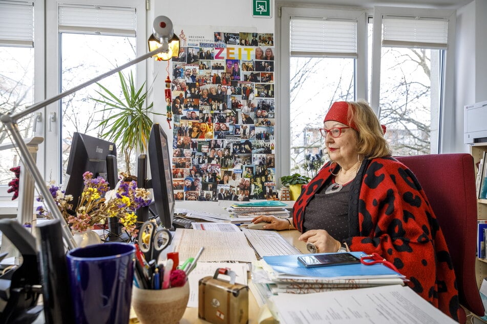 Annerose Schröder (65) an ihrem Schreibtisch im Büro der Musikfestspiele.