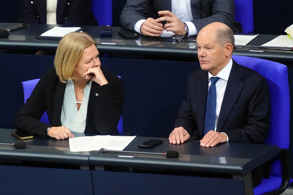 Innenministerin Nancy Faeser (54, SPD) und Bundeskanzler Olaf Scholz (66, SPD) halten weiter an Grenzkontrollen fest.