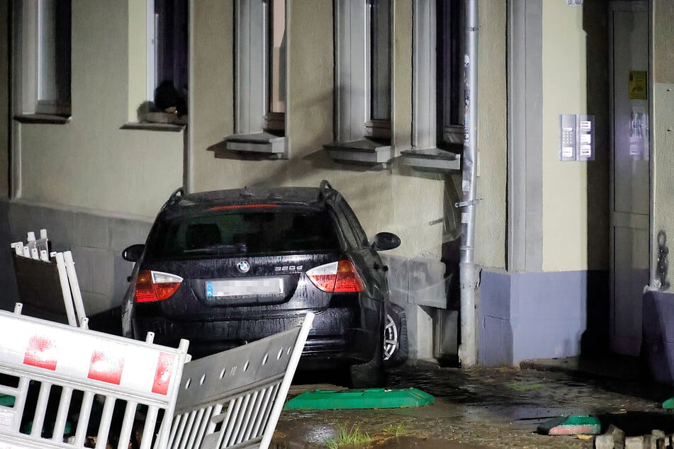 Mittwochabend fuhr ein BMW gegen eine Hauswand in der Gießerstraße.