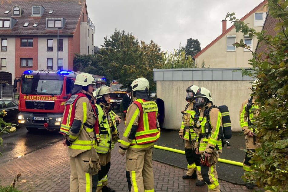 Komischer Geruch strömt aus Keller: Alarmierte Feuerwehr handelt sofort!