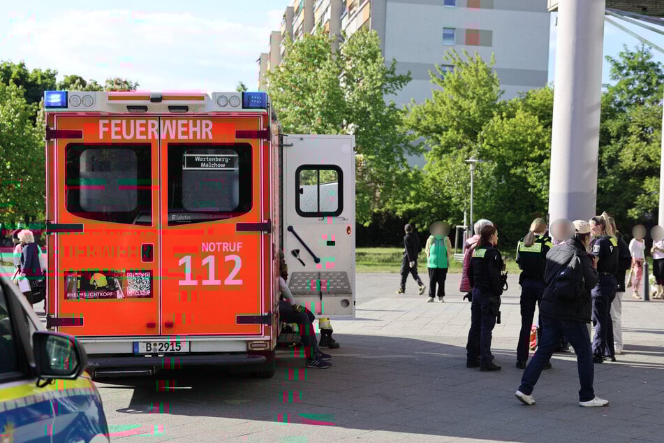 Hinzugerufene Rettungskräften haben die Erstversorgung der Verletzten übernommen.