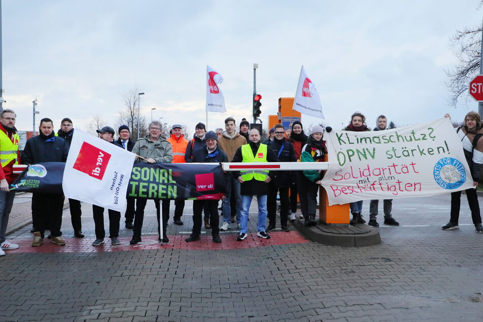 CVAG-Mitarbeiter streikten am Montagmorgen vor dem Busbetriebshof in der Werner-Seelenbinder-Straße. Auch Mitglieder von "Fridays for Future" waren dabei und unterstützen die ver.di-Forderungen.