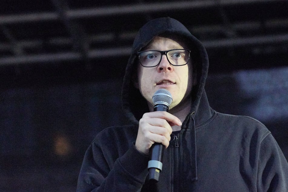 Der ehemalige EU-Abgeordnete Nico Semsrott (39) organisierte am Samstag eine Demo in Hamburg und forderte eine Überprüfung der Parteien, insbesondere der AfD.