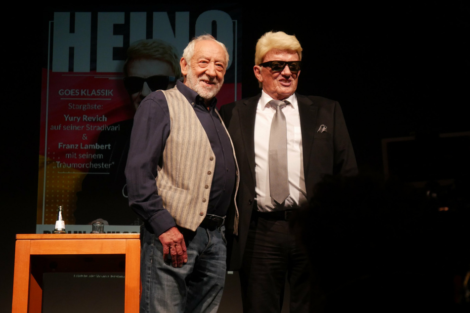 Kennen sich seit Jahren: Dieter Hallervorden (85, l.) und Heino (82) stehen auf der Bühne des Berliner Schlosspark Theaters.