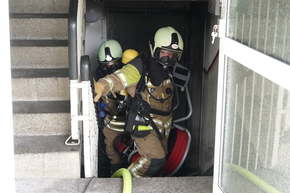 Die Feuerwehrkameraden mussten bei dem Einsatz Atemschutzgeräte tragen.