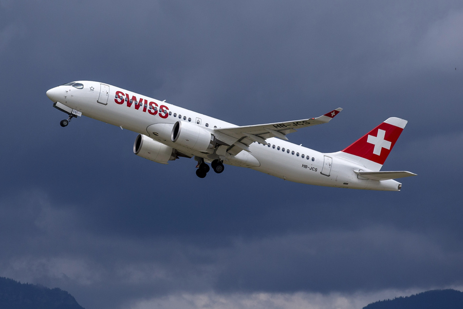Eine Swiss-Maschine musste wegen eines renitenten Fluggastes umkehren. (Symbolbild)