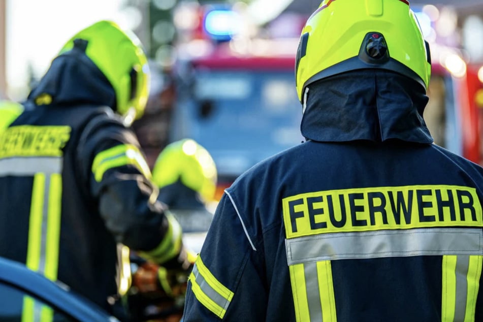Feuer in Autohaus: Mitarbeiter müssen Gebäude verlassen