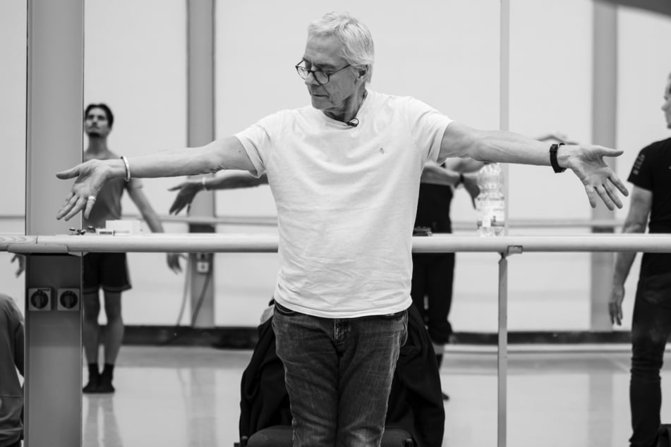 John Neumeier (85) bei einer Studioprobe zu "Nijinsky" mit Tänzern des Semperoper Balletts.