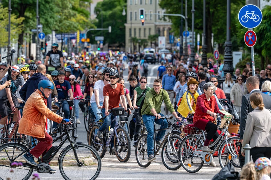 Auf Fahrrädern demonstrierten Menschen für eine klimagerechte Mobilität.
