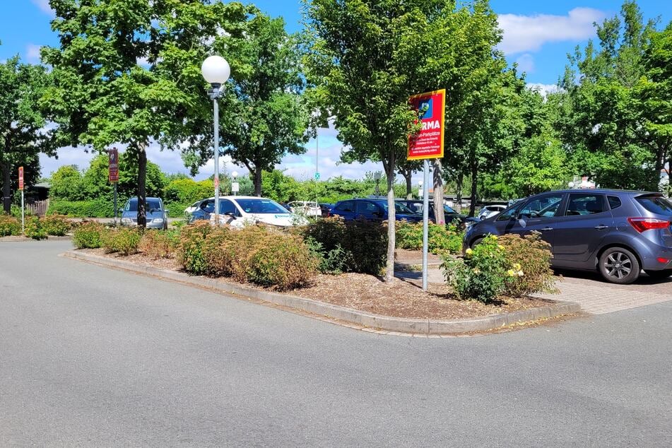 Die Polizei sucht auch nach der Frau mit Hund, die auf dem Parkplatz von dem Täter beinahe umgefahren wurde.
