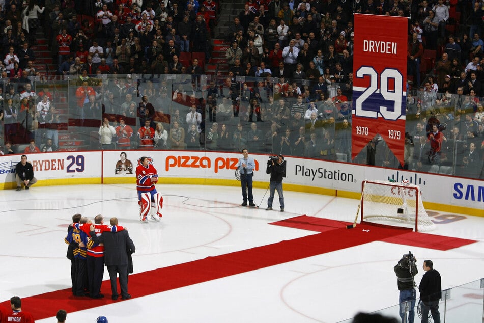 2007 wurde das Trikot des Goalies unters Hallendach des "Bell Centre" bei den Montreal Canadiens gezogen.
