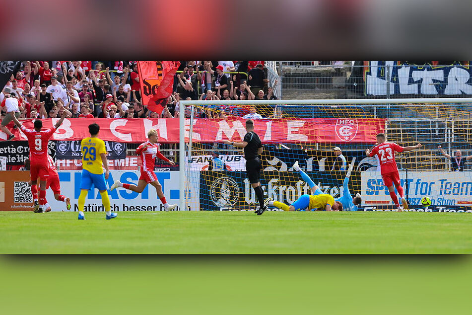 Pierre Weber (dreht links zum Jubel ab) erzielte in der 25. Minute das 1:0 für Halle.