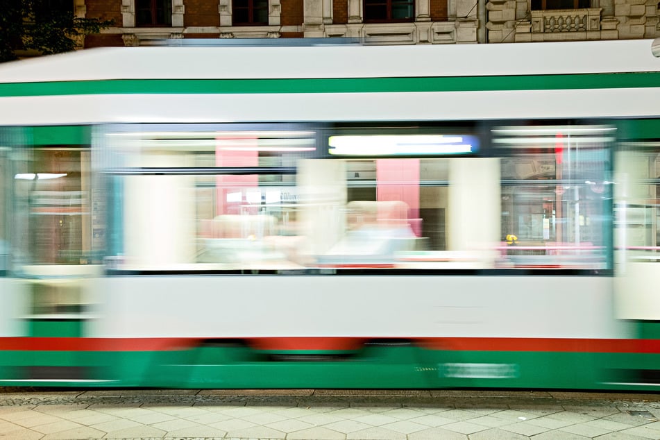 In der Magdeburger Altstadt hat eine Straßenbahn ein Auto gerammt. (Symbolbild)