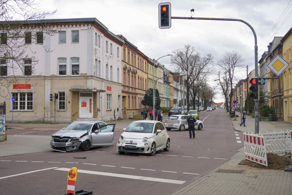 Der Fahrer (61) des Fiat sowie die Skoda-Fahrerin (47) wurden dabei leicht verletzt.