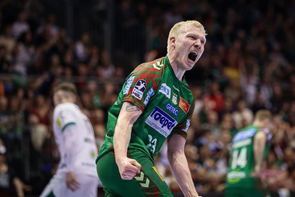 Die Magdeburger hatten bereits im Rahmen eines Testspiels vor der Saison in Dresden gegen den HC Elbflorenz auf Glasboden gespielt.