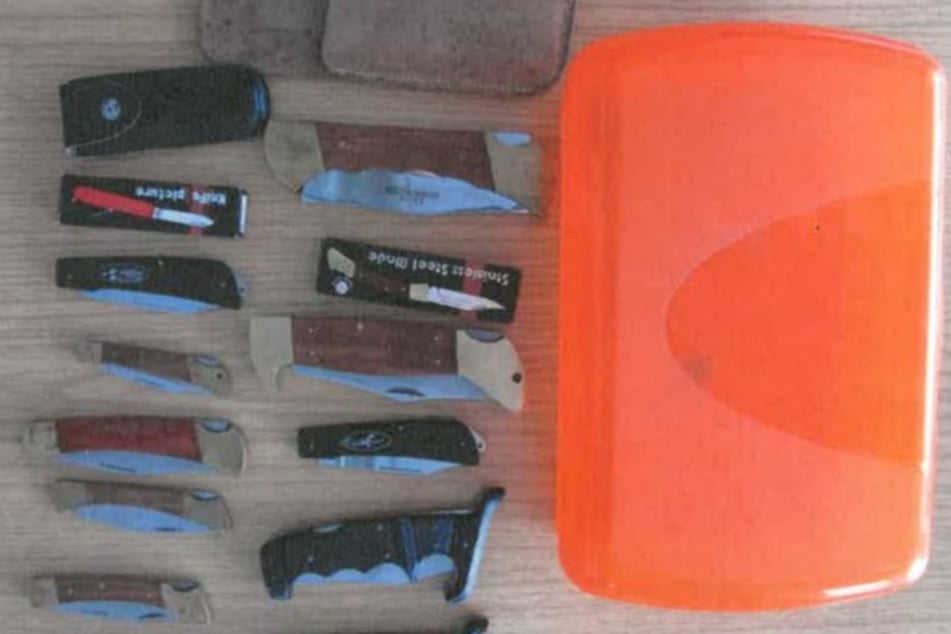 In der Box befanden sich 14 Taschenmesser.