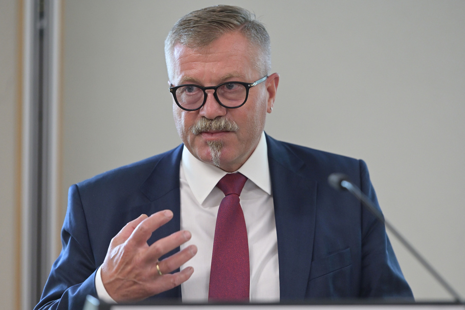 Miko Runkel (60, parteilos) wurde beauftragt, für mehr Müllabfuhr-Fahrten zu sorgen, sagen CDU und AfD. Die Stadt erwidert, er sei nur beauftragt worden, darüber zu verhandeln - und das hätte er getan.