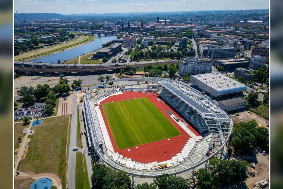 Auf der Haupttribüne sitzen die Zuschauer beim City Biathlon. Geschossen wird Richtung Elbe und die Laufstrecke führt am Landtag vorbei zur Semperoper.