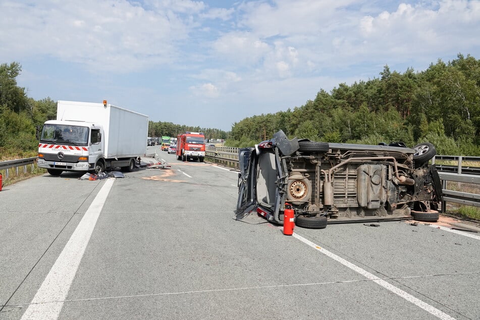 Der Kleintransporter kippte um.