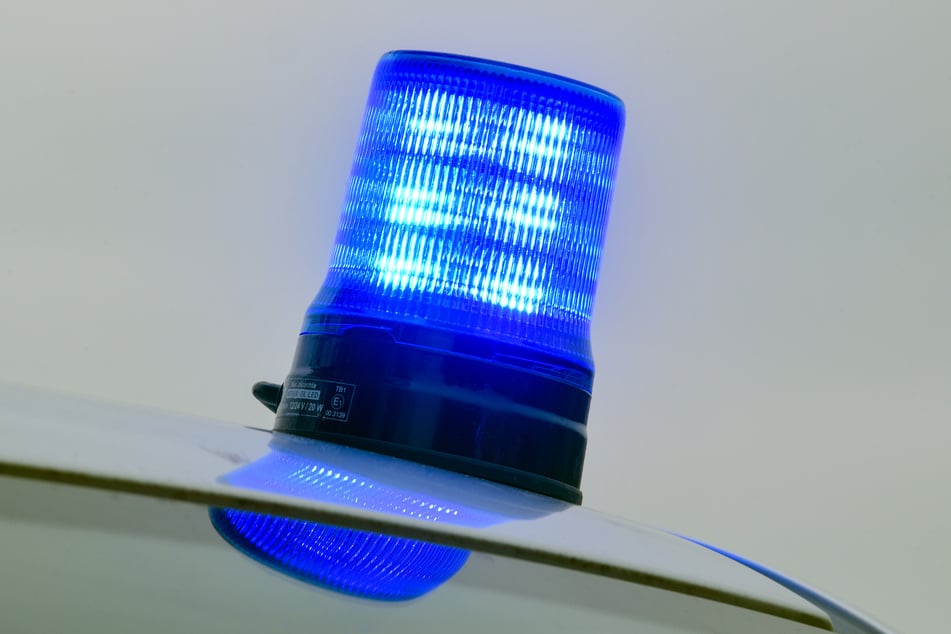 Ein 38-Jähriger ist am Samstag mit einem eingeschalteten Blaulicht auf dem Autodach durch Leipzig gefahren. (Symbolbild)