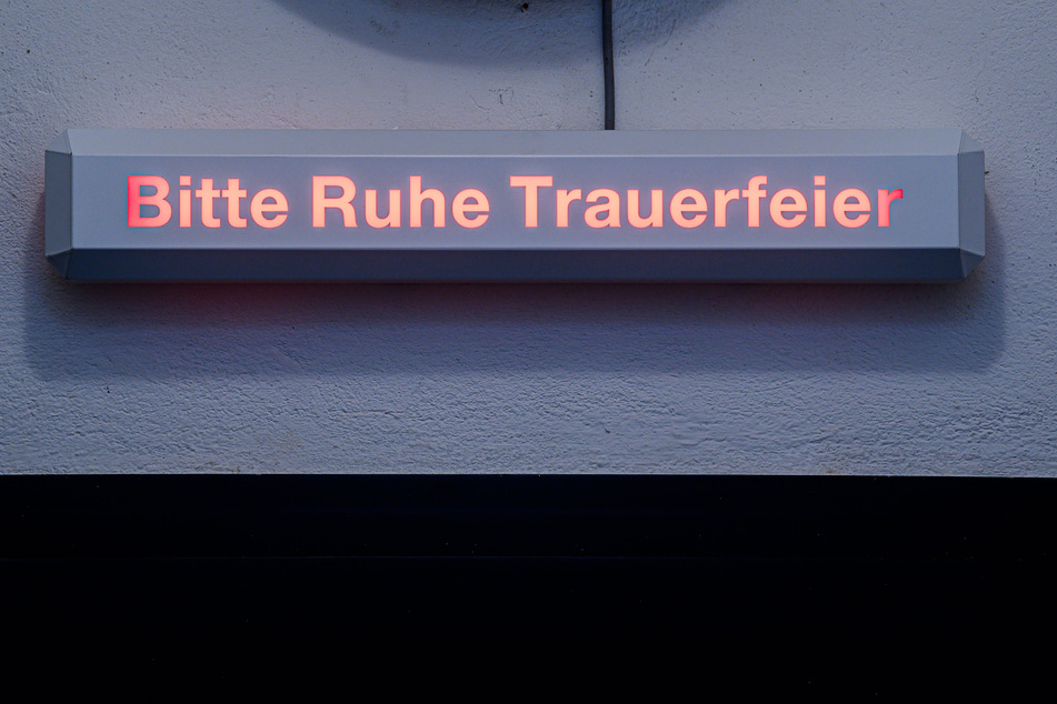 "Bitte Ruhe Trauerfeier" steht auf einem Schild im Krematorium Meißen.