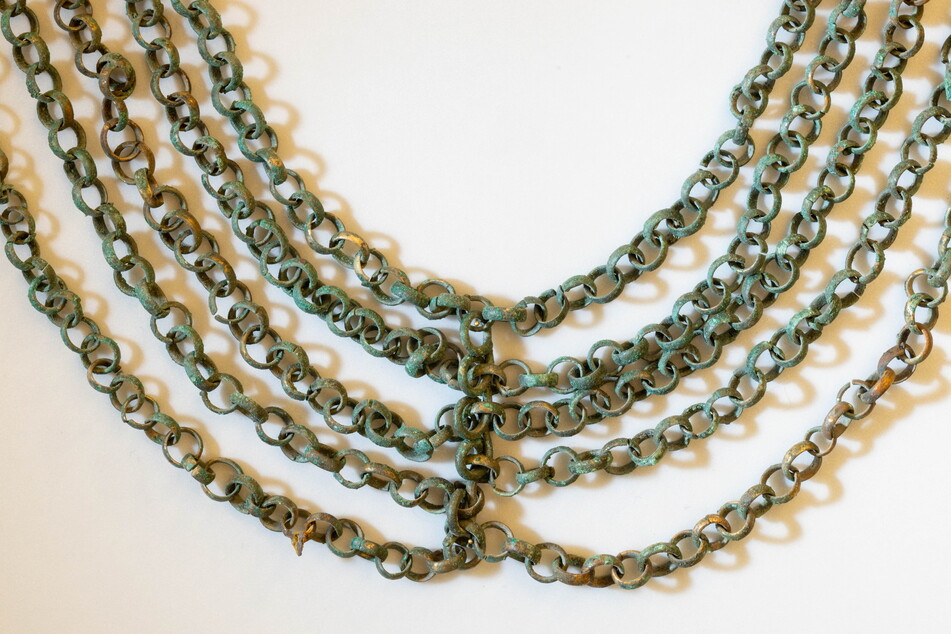 Das Ketten-Collier ist vermutlich ein vererbter Familienschmuck und noch zwei, drei Generationen älter als die Perlenketten.