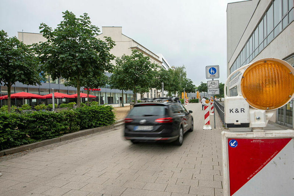Kurios! Durch die Fußgängerzone am Johannisplatz fahren regelmäßig Autos.