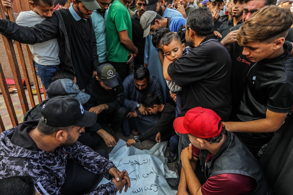 Palästinensische Angehörige trauern bei den Trauerzügen für die sechs Mitglieder der Kassam-Brigaden.