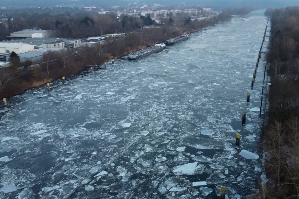 In der Elbe und dem Elbe-Lübeck-Kanal treiben etliche Eisschollen, die die Schifffahrt beeinträchtigen.