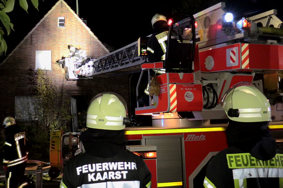 Mysteriöser Brand: Feuerwehr löscht leerstehendes Wohnhaus