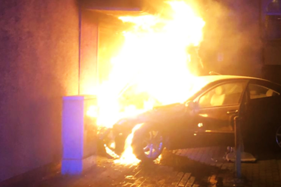 Leipzig: Teenie-Gang kracht mit geklautem Mercedes bei Verfolgungsjagd in Wohnhaus