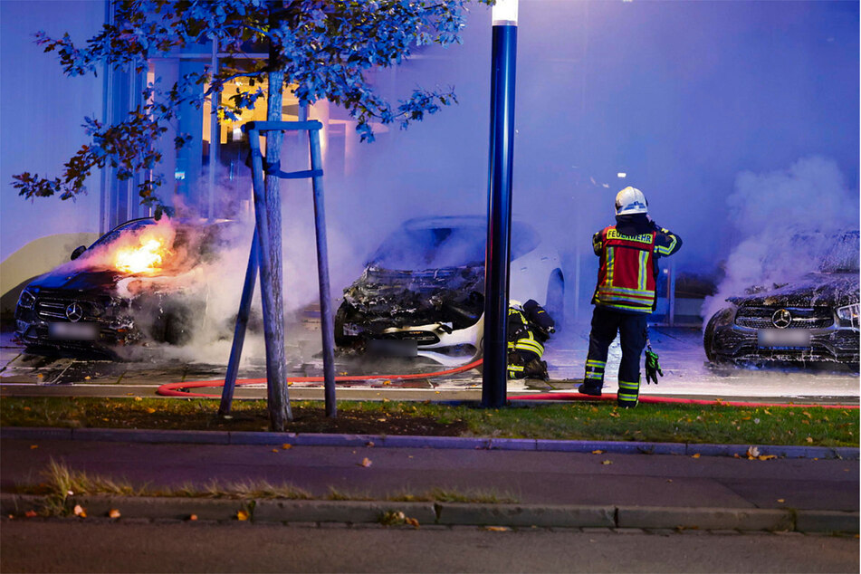 In der Nacht zum 24. Oktober zündeten mutmaßlich Linksradikale fünf Fahrzeuge vor einem Mercedes-Autohaus an.