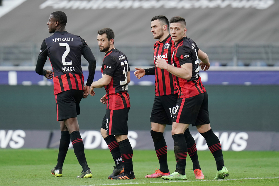 Eintracht Frankfurts Evan Ndicka (21, l.), Amin Younes (27, 2.v.l.) und Luka Jovic (23, r.) bejubeln den Treffer zum 1:1 gegen den VfB Stuttgart durch Filip Kostic.