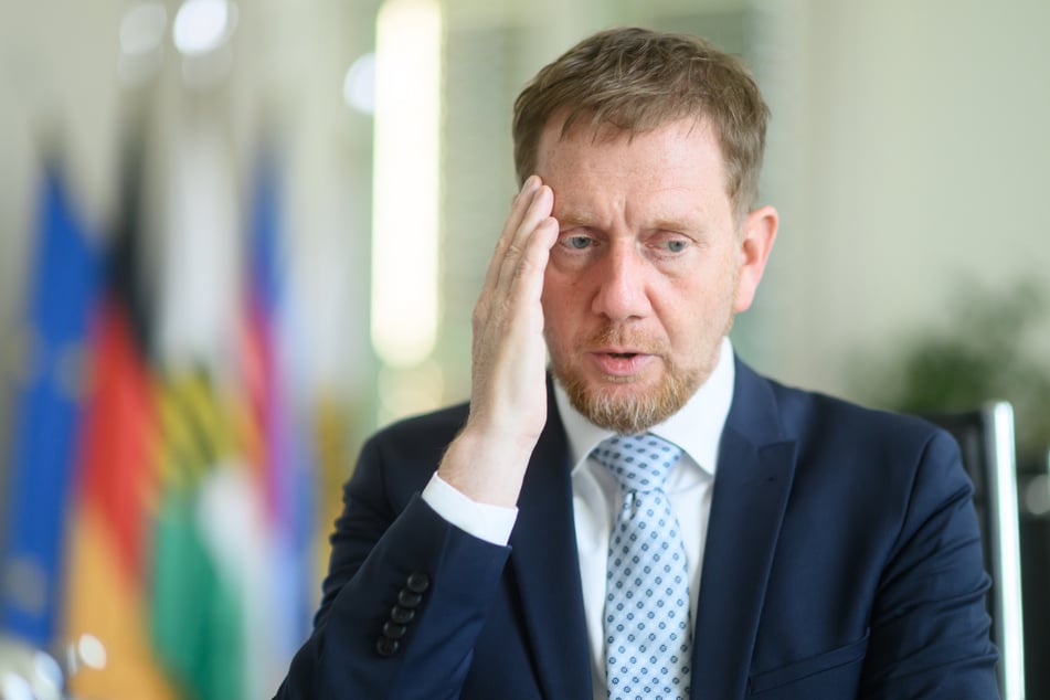 Michael Kretschmer (51, CDU) mag es eher kühl. Mit Anzug und Krawatte kann es im Sommer auch schnell mal ungemütlich werden.